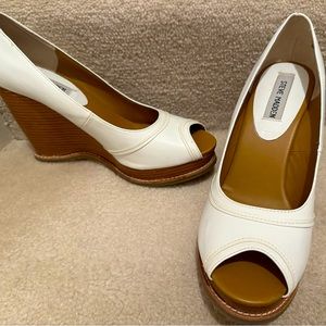 Steve Madden White Peep-toe high wedge, 8